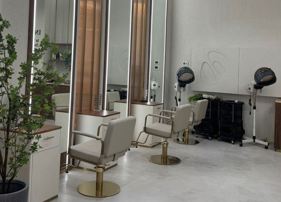 داخل صالون Octa Ladies Beauty Center في أبوظبي، أبوظبي، AE مع كراسي صالون حديثة وديكور أنيق.