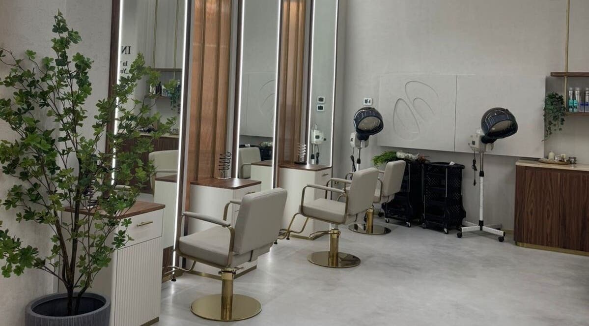 داخل صالون Octa Ladies Beauty Center في أبوظبي، أبوظبي، AE مع كراسي صالون حديثة وديكور أنيق.