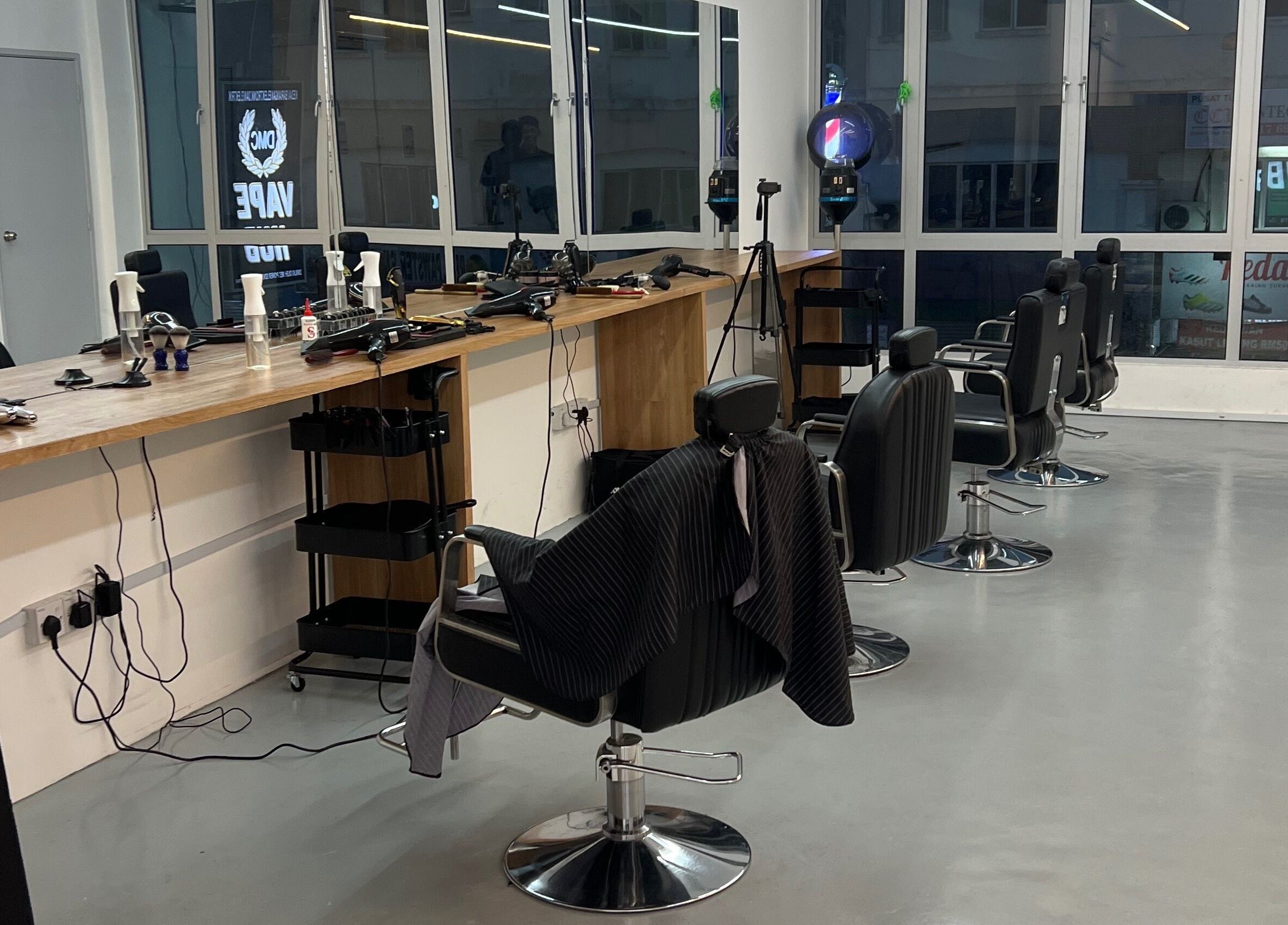 Sleek interior of Wan’s Barbershop Tasik Puteri, Rawang, Selangor, MY, featuring modern styling chairs and mirrors.