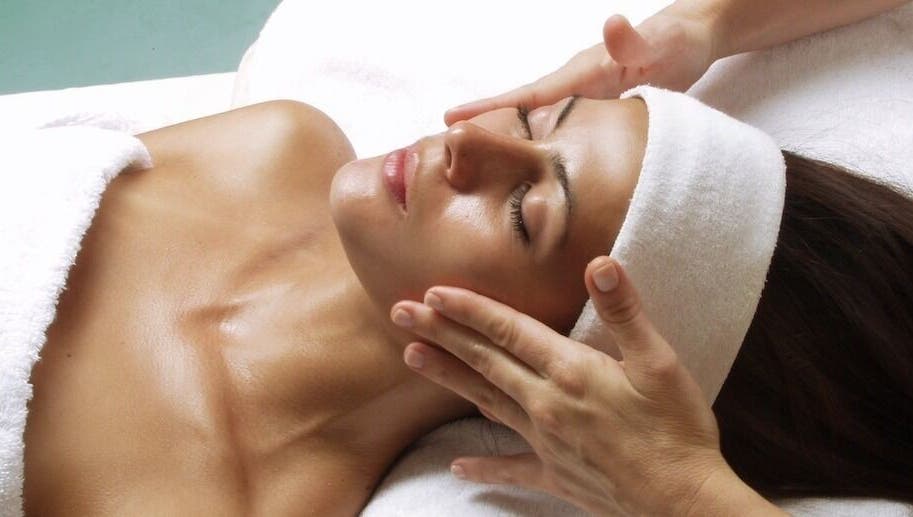 Relaxing facial massage at Skin Therapy Spa - Valencia, València, Comunidad Valenciana, ES.