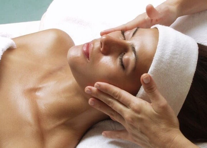 Relaxing facial massage at Skin Therapy Spa - Valencia, València, Comunidad Valenciana, ES.