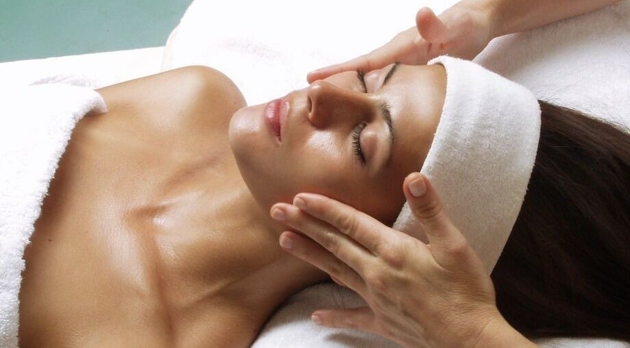 Relaxing facial massage at Skin Therapy Spa - Valencia, València, Comunidad Valenciana, ES.