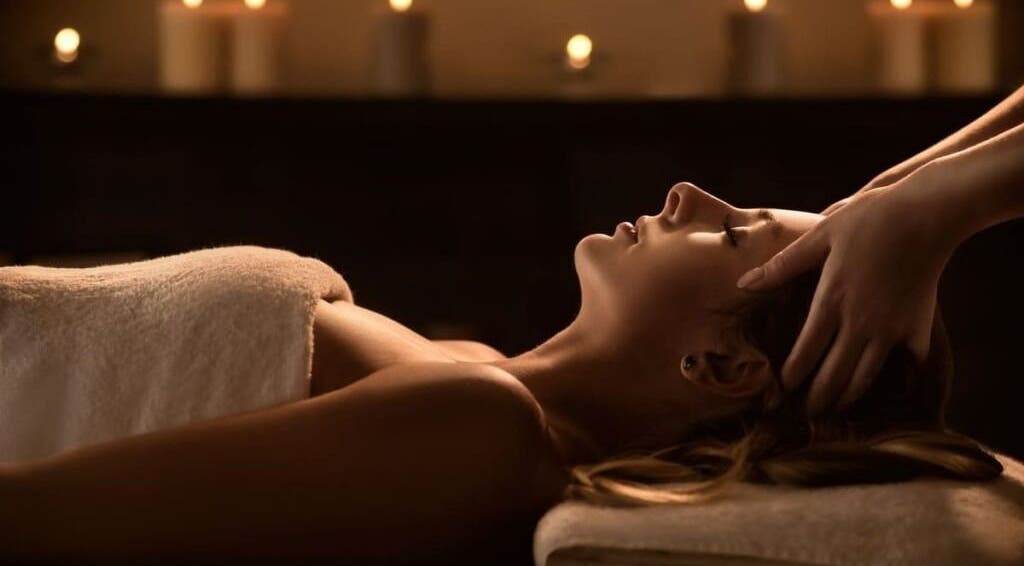 Relaxing massage session at Skin Therapy Spa - Valencia in València, Comunidad Valenciana, ES surrounded by candles.