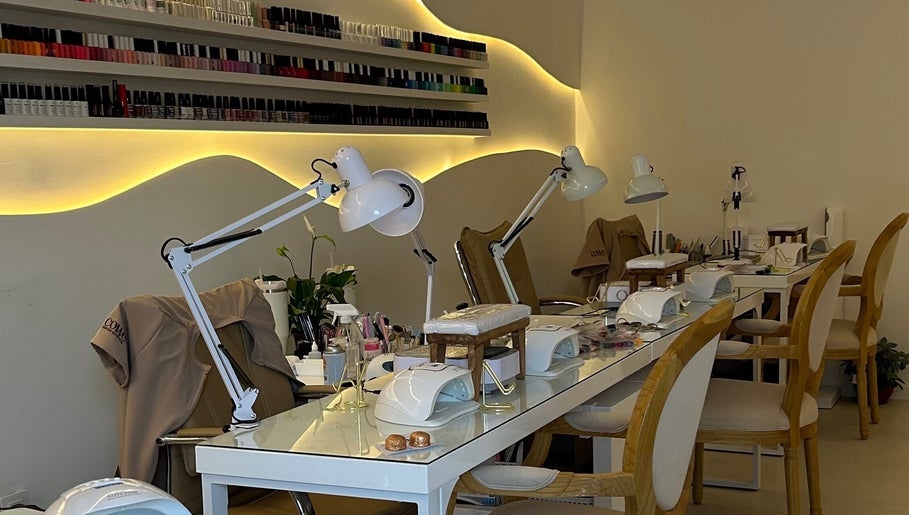 Mesa de manicura de COWE Centro Estético en San Carlos, Departamento De Maldonado, UY, con lámparas y esmaltes.