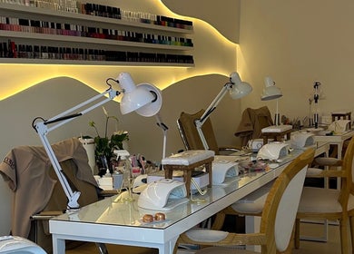 Mesa de manicura de COWE Centro Estético en San Carlos, Departamento De Maldonado, UY, con lámparas y esmaltes.