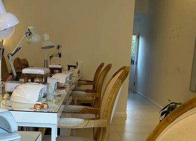 Interior de COWE Centro Estético, San Carlos, Maldonado, UY, mostrando una sala de belleza moderna.