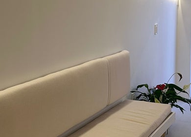 Elegante sala de espera en COWE Centro Estético, San Carlos, Departamento De Maldonado, UY.