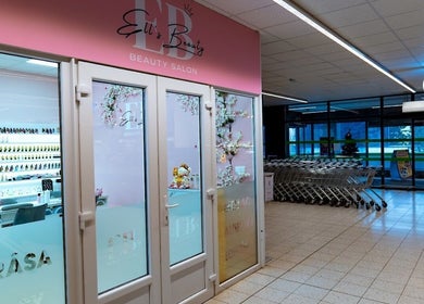 Ell's Beauty Salon entrance in Jihomoravský Kraj, CZ with modern glass doors and floral decor.