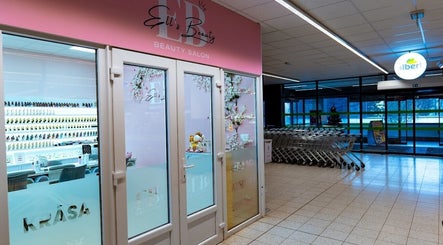 Ell's Beauty Salon entrance in Jihomoravský Kraj, CZ with modern glass doors and floral decor.