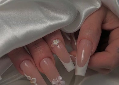 Elegant nail art at Ell's Beauty Salon, Jihomoravský Kraj, CZ, featuring glossy designs with floral accents.