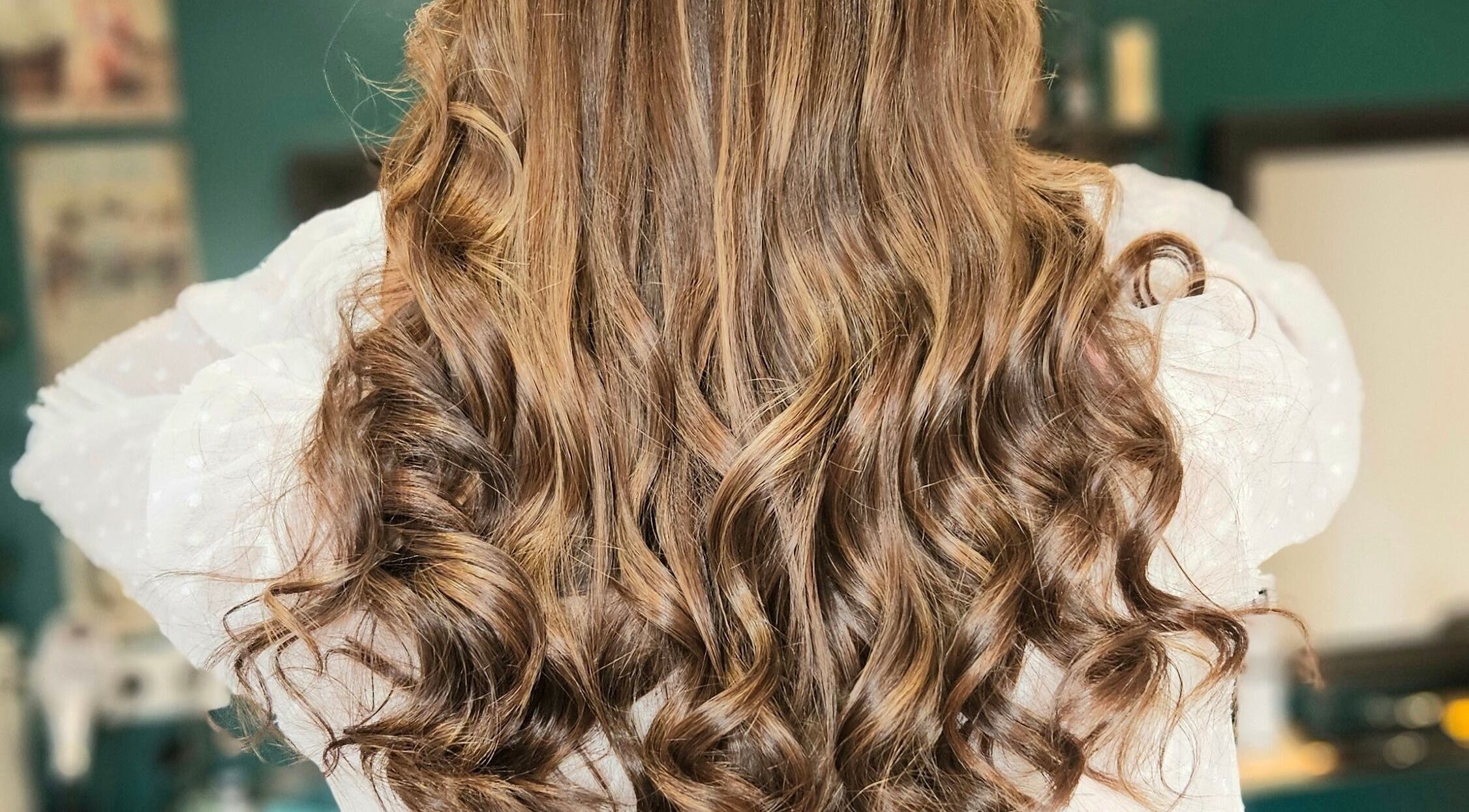 Cheveux bouclés chez La casa di capelli, Porcieu-amblagnieu, Auvergne-rhône-alpes, FR, élégance et style.