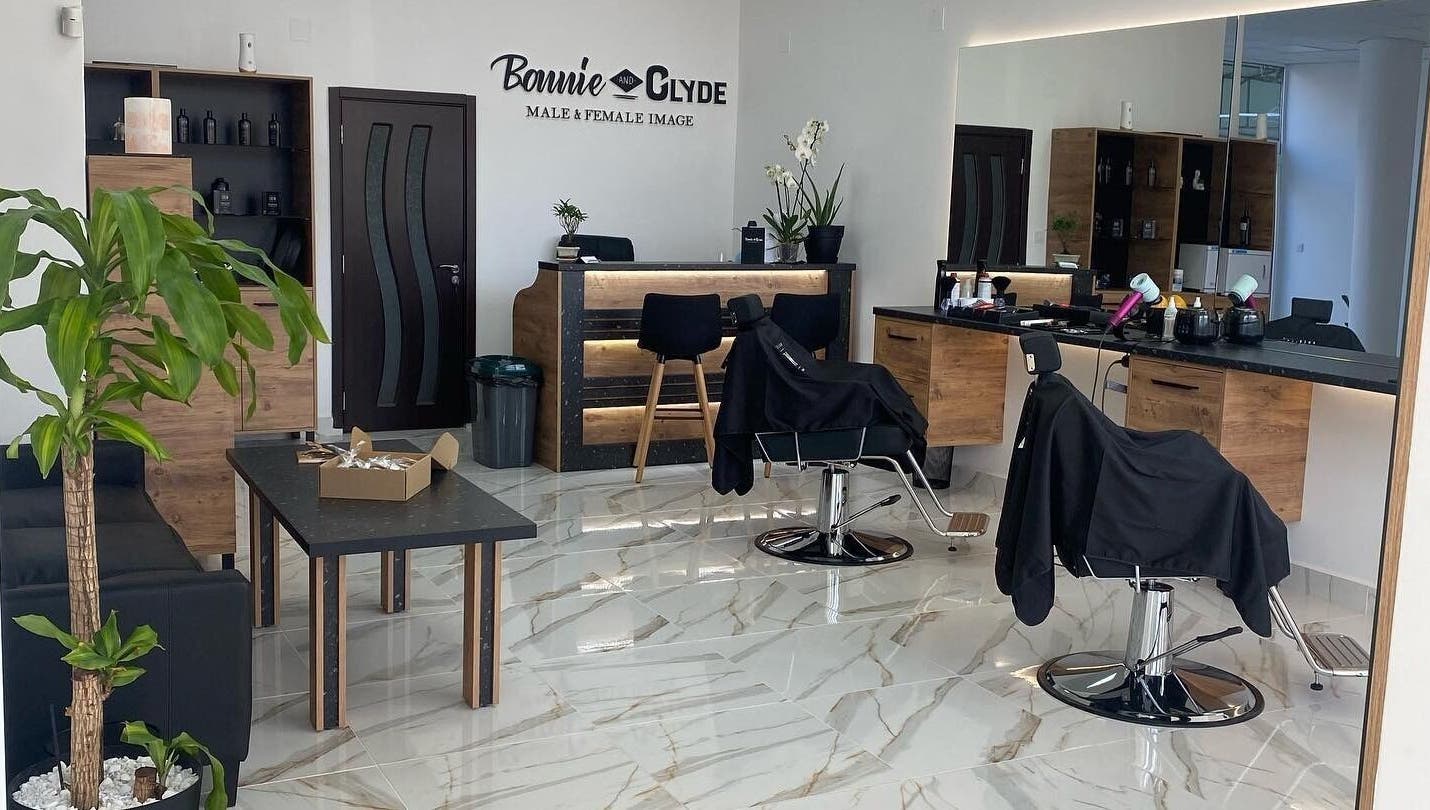 Интериор на Bonnie and Clyde в Стара Загора, BG с модерни мебели и уютна атмосфера.