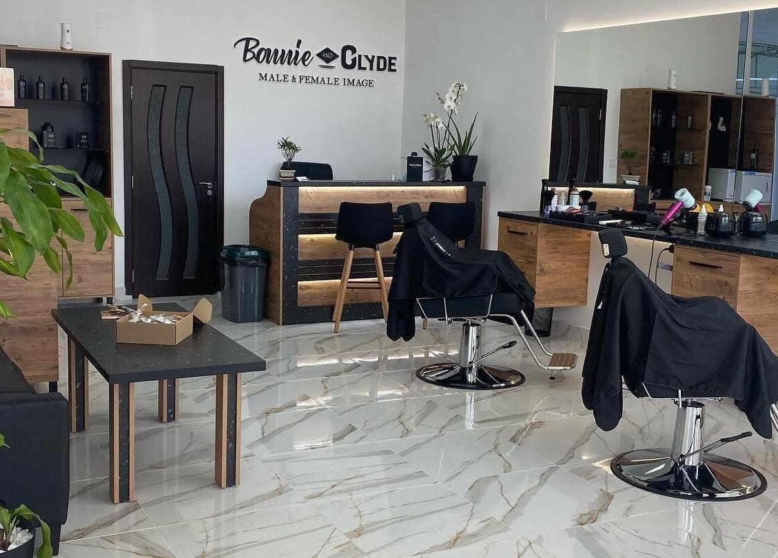 Интериор на Bonnie and Clyde в Стара Загора, BG с модерни мебели и уютна атмосфера.