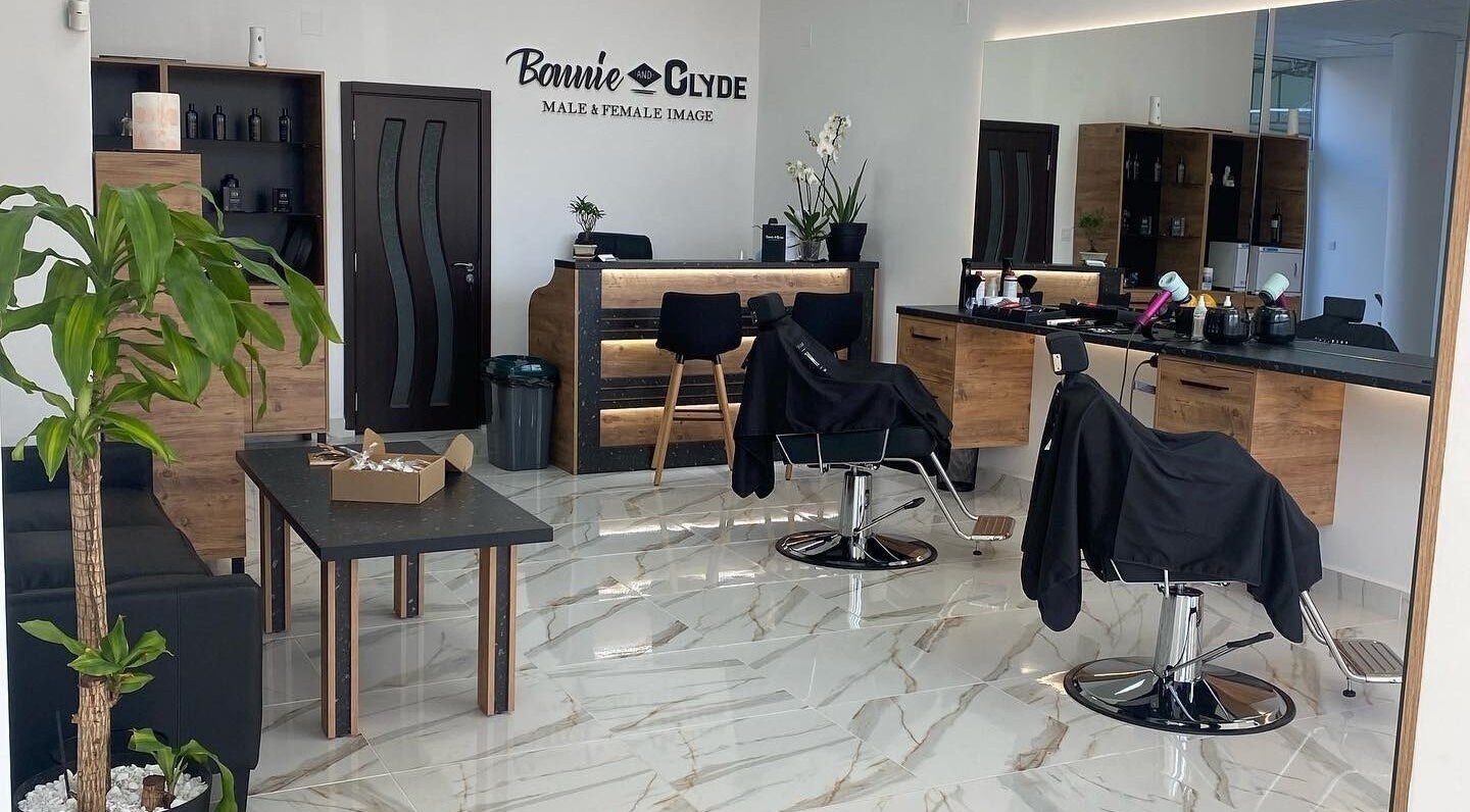 Интериор на Bonnie and Clyde в Стара Загора, BG с модерни мебели и уютна атмосфера.