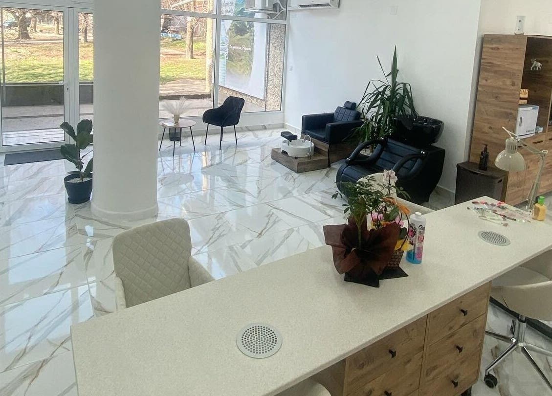 Интериор на Bonnie and Clyde, Стара Загора, с елегантен дизайн и оборудване.