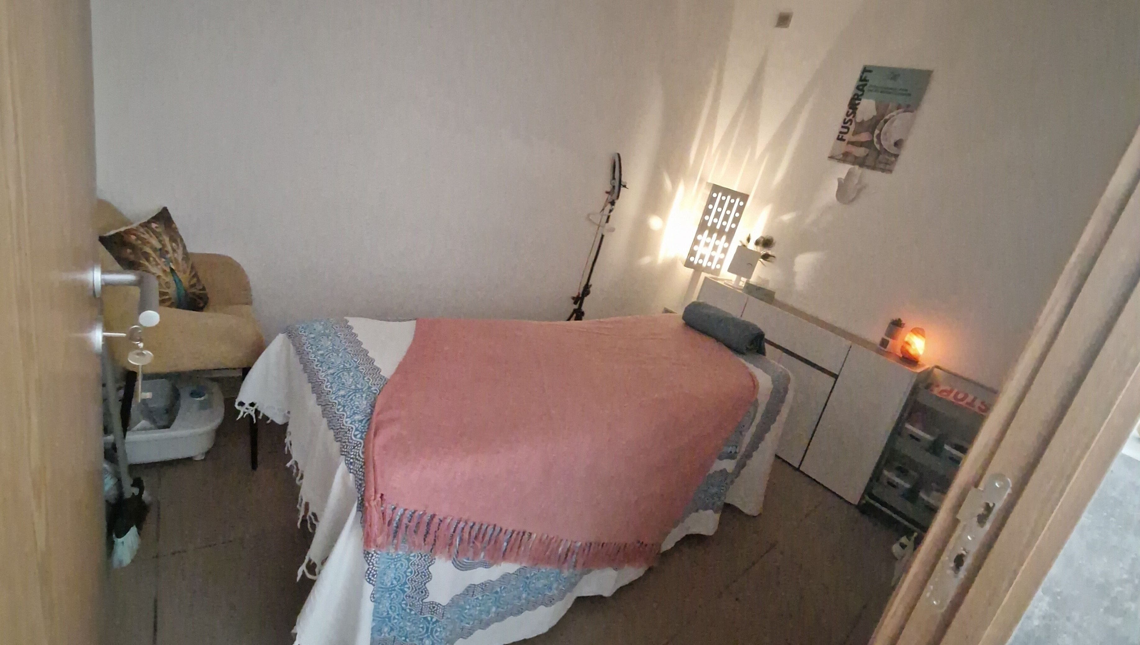 Sala de tratamento acolhedora na MyWay .comMónica, Viseu, Viseu, PT, com cama de massagem e luz suave.