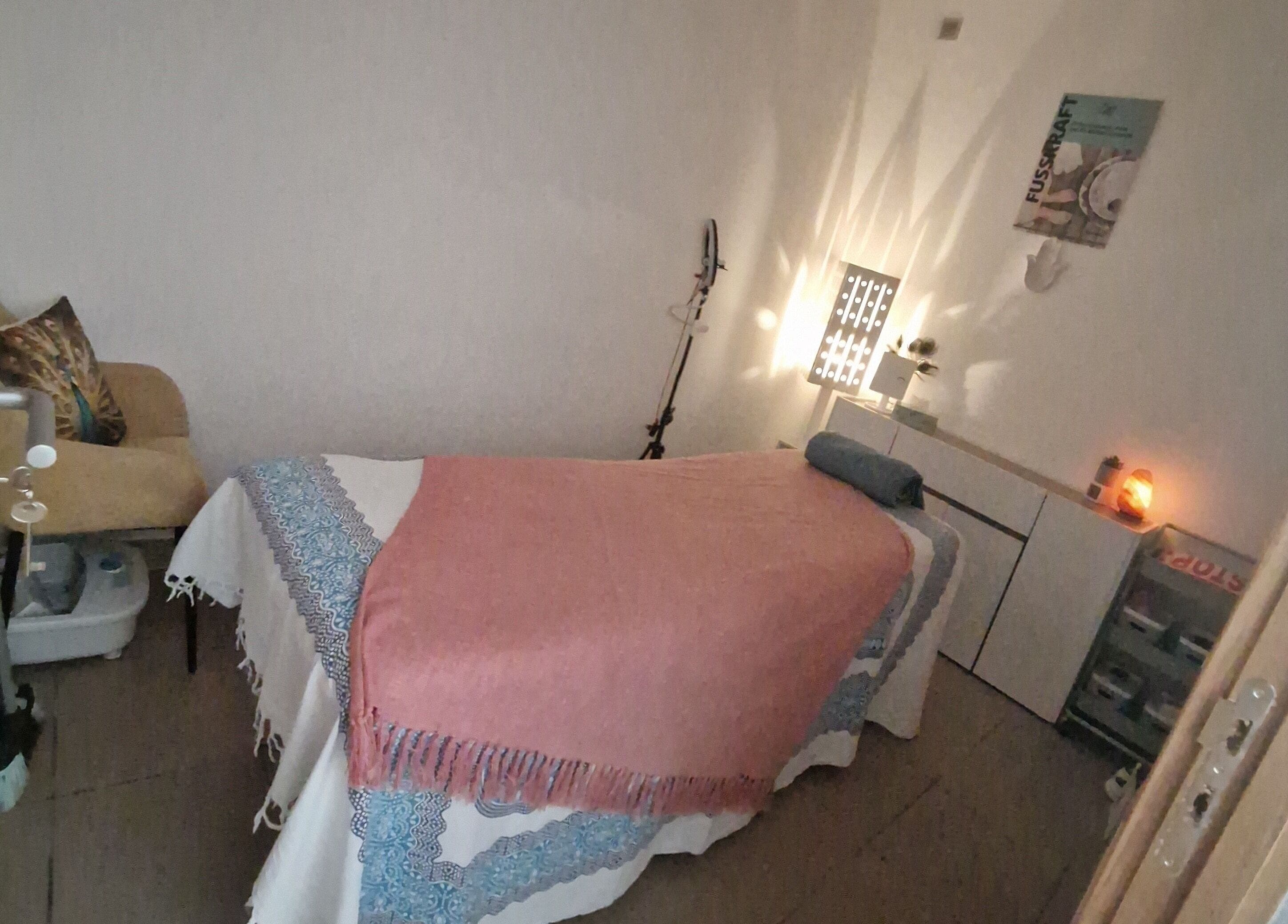 Sala de tratamento acolhedora na MyWay .comMónica, Viseu, Viseu, PT, com cama de massagem e luz suave.