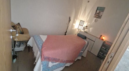 Sala de tratamento acolhedora na MyWay .comMónica, Viseu, Viseu, PT, com cama de massagem e luz suave.