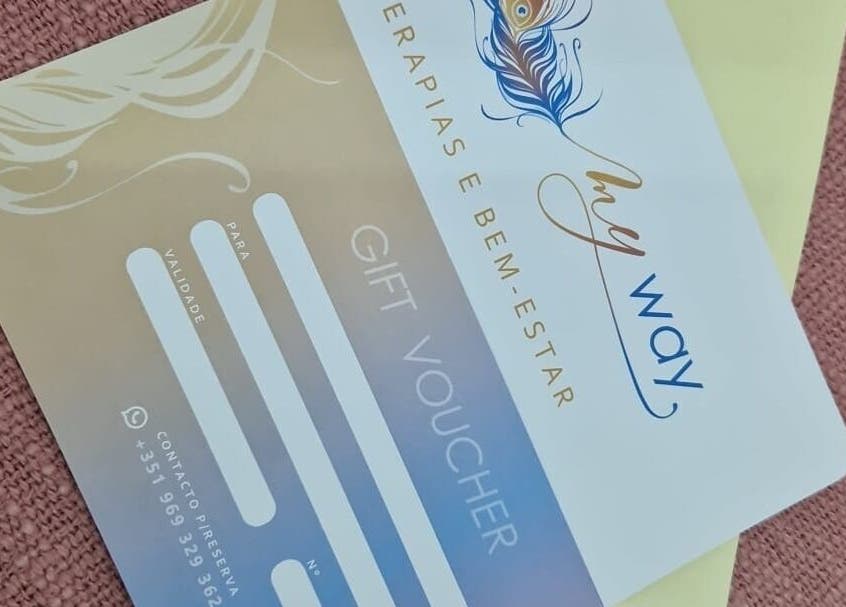 Vale presente do MyWay .comMónica em Viseu, Viseu, PT sobre fundo rosa, detalhe de pena azul.