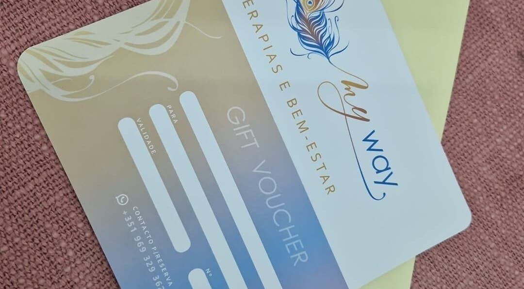 Vale presente do MyWay .comMónica em Viseu, Viseu, PT sobre fundo rosa, detalhe de pena azul.