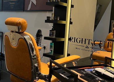 صالون Right Cut I رايت كات بموقعه في الخبر، الشرقية، السعودية يعرض كرسي حلاقة فخم وأدوات متطورة.