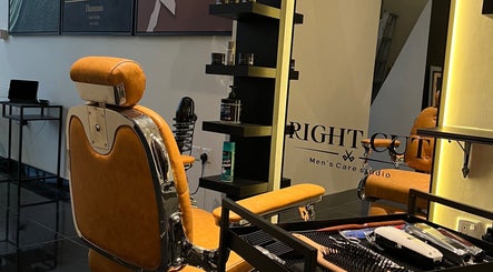 كرسي حلاقة فاخر في Right Cut | Men’s Care Studio، الخبر، المنطقة الشرقية، السعودية.