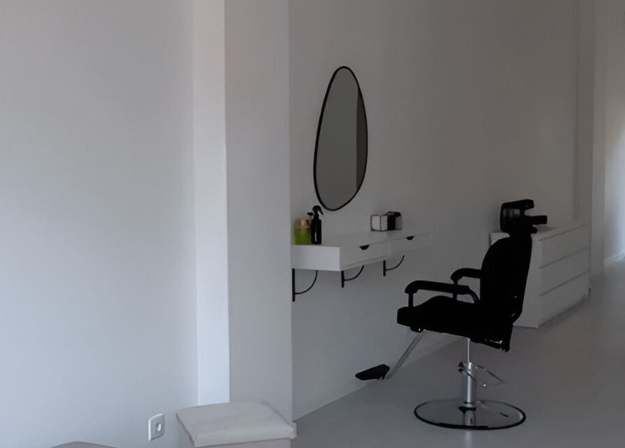 Sala moderna em Juliana Nailstylist, Barcelos, Braga, PT, com cadeira de salão e espelho elegante.