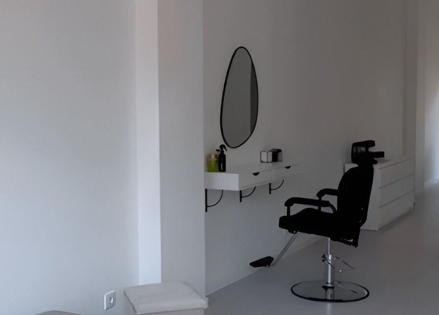 Sala moderna em Juliana Nailstylist, Barcelos, Braga, PT, com cadeira de salão e espelho elegante.