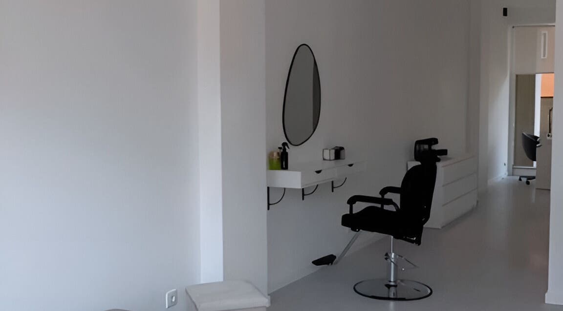 Sala moderna em Juliana Nailstylist, Barcelos, Braga, PT, com cadeira de salão e espelho elegante.