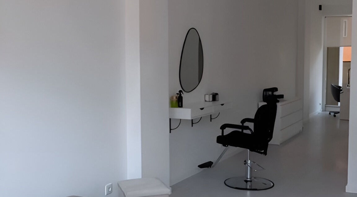 Sala moderna em Juliana Nailstylist, Barcelos, Braga, PT, com cadeira de salão e espelho elegante.