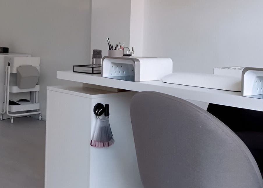 Sala de manicure da Juliana Nailstylist em Barcelos, Braga, PT, com design moderno e minimalista.