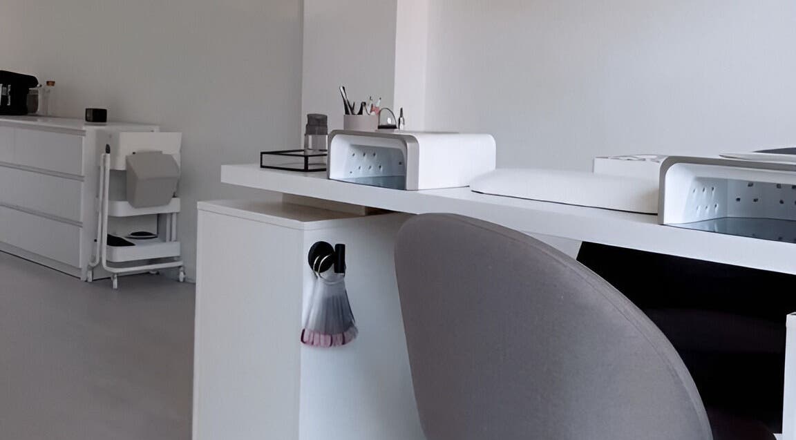 Sala de manicure da Juliana Nailstylist em Barcelos, Braga, PT, com design moderno e minimalista.