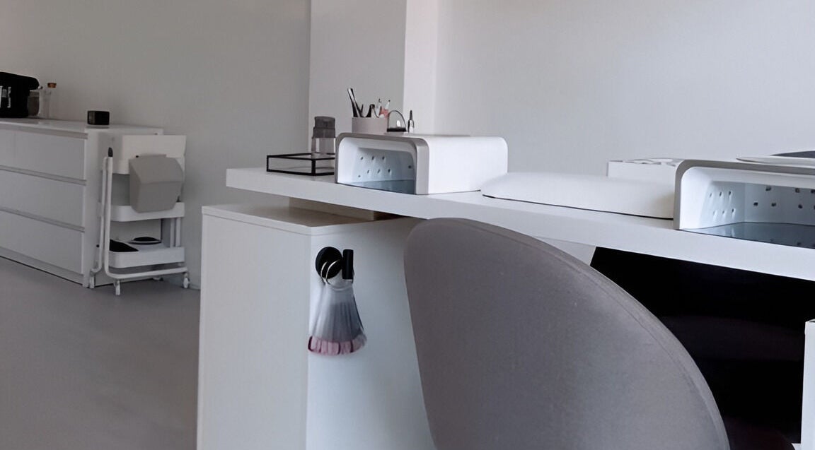 Sala de manicure da Juliana Nailstylist em Barcelos, Braga, PT, com design moderno e minimalista.