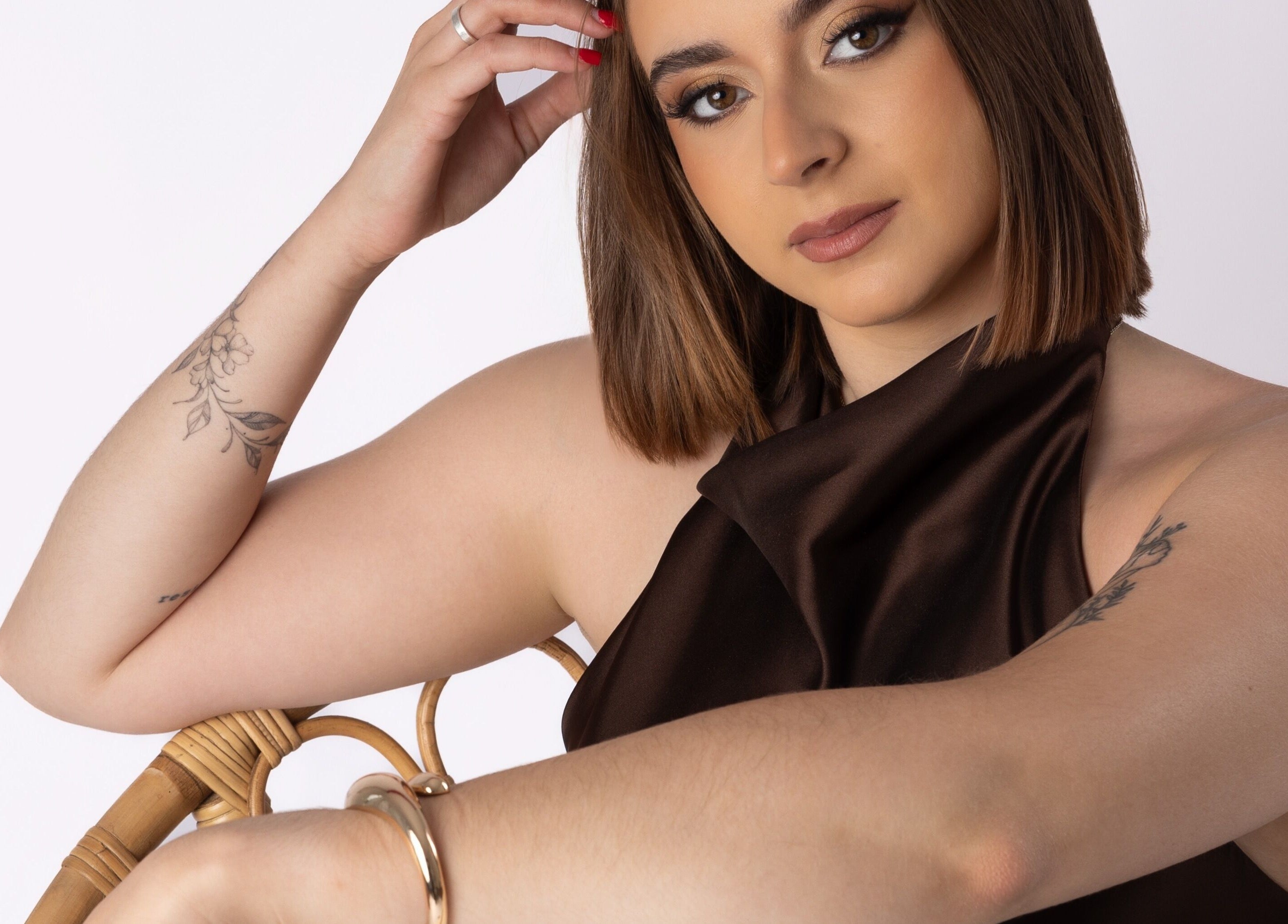 Mulher estilosa com cabelo castanho posa, destacando serviço Juliana Nailstylist em Barcelos, Braga, PT.