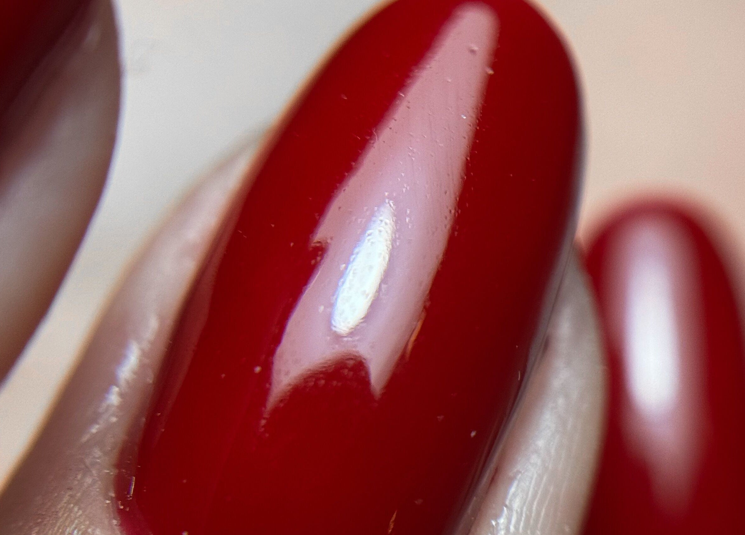 Unhas com esmalte vermelho brilhante em Juliana Nailstylist, Barcelos, Braga, PT.