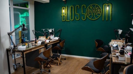 Интерьер салона Blossom Professional в Цюрихе, Зеленая стена и рабочие места для услуг.