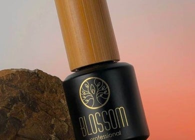 Флакон косметики Blossom Professional на фоне заката в Цюрихе, Цюрих, Швейцария.