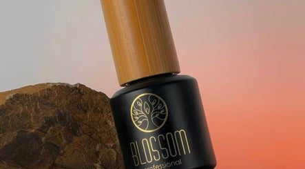Флакон косметики Blossom Professional на фоне заката в Цюрихе, Цюрих, Швейцария.