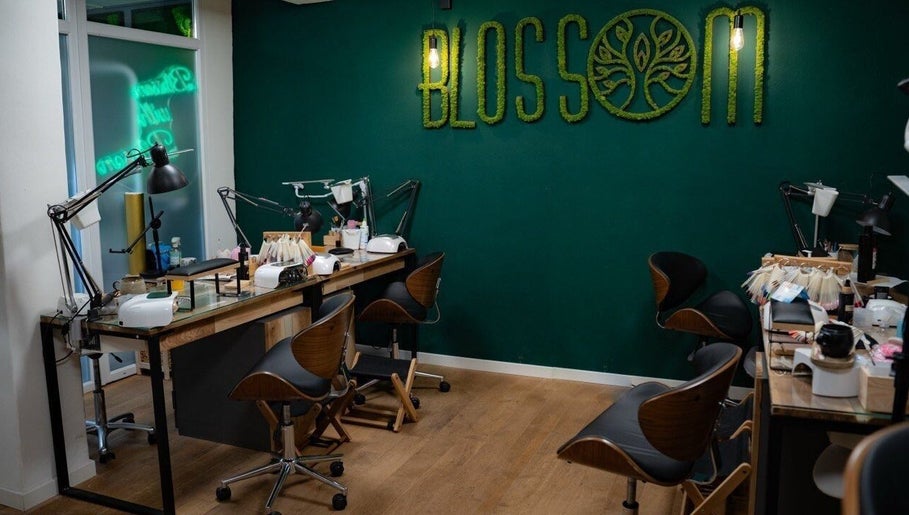 Просторный интерьер Blossom Professional, Zürich, Zürich, CH с мебелью для маникюра.