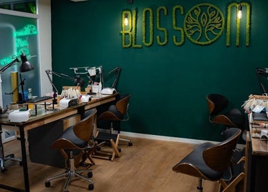 Просторный интерьер Blossom Professional, Zürich, Zürich, CH с мебелью для маникюра.