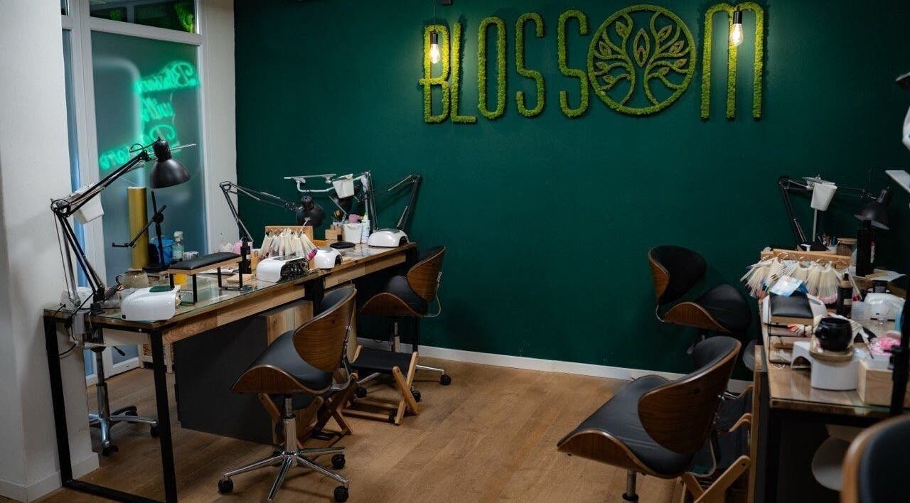 Просторный интерьер Blossom Professional, Zürich, Zürich, CH с мебелью для маникюра.
