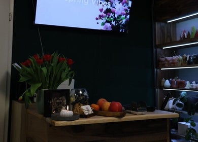 Декорированный уголок с цветами и свечой в Blossom Professional, Zürich, Zürich, CH.