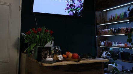 Декорированный уголок с цветами и свечой в Blossom Professional, Zürich, Zürich, CH.