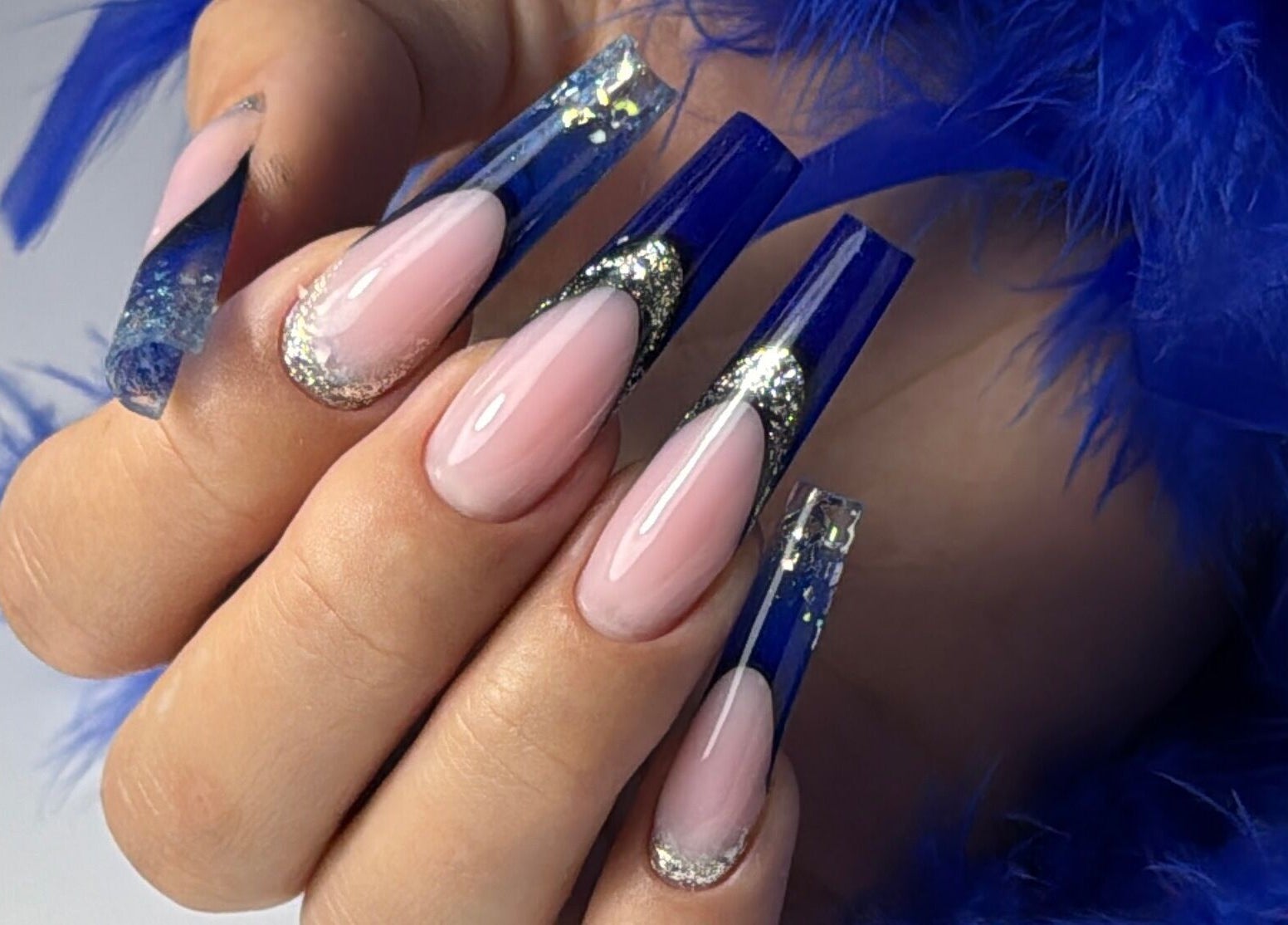 Изящные синие ногти, выполненные в центре Blossom Professional, Zürich, Zürich, CH.