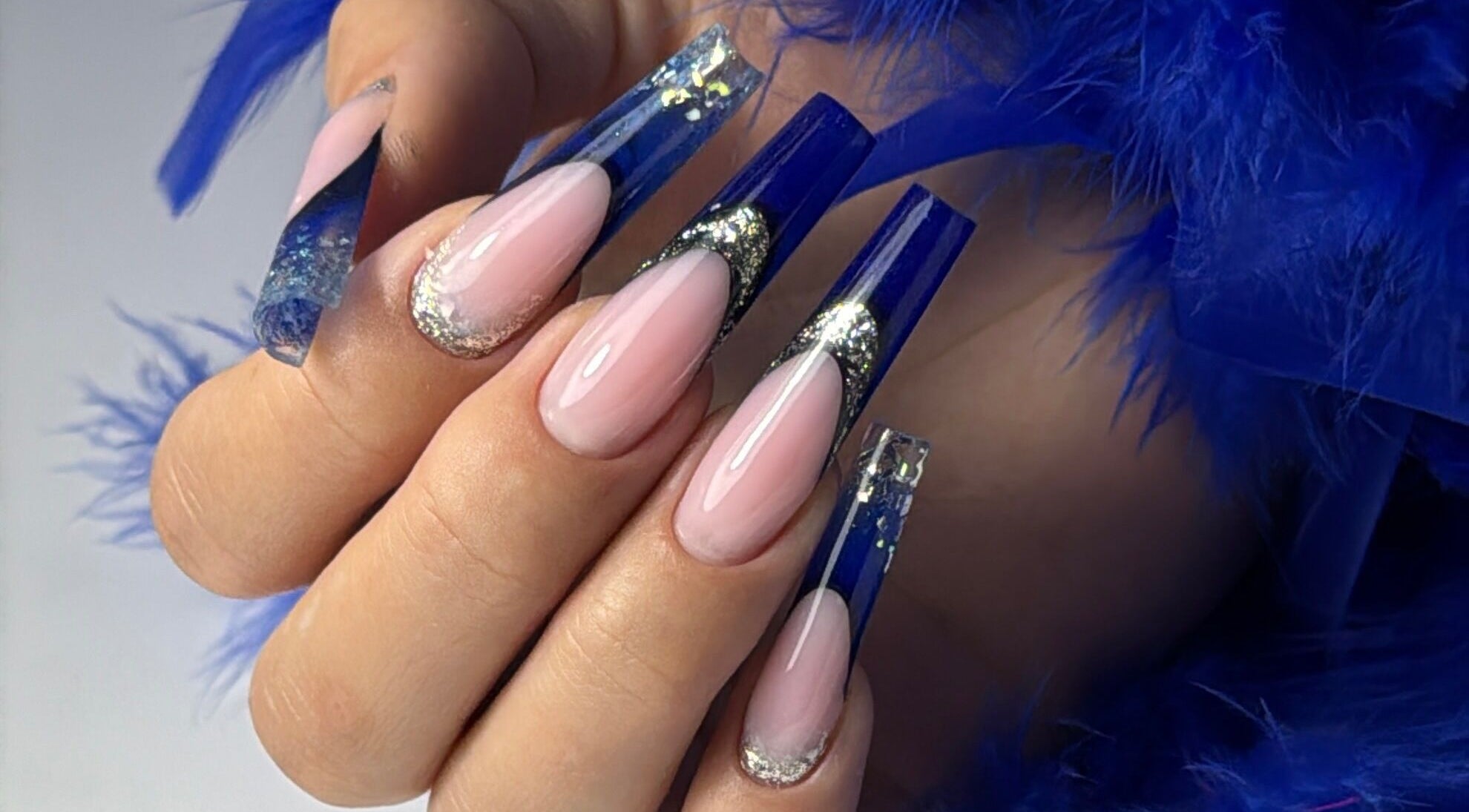 Изящные синие ногти, выполненные в центре Blossom Professional, Zürich, Zürich, CH.