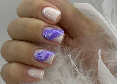 Элегантный маникюр с фиолетовым узором в Blossom Professional, Цюрих, Цюрих, Швейцария.