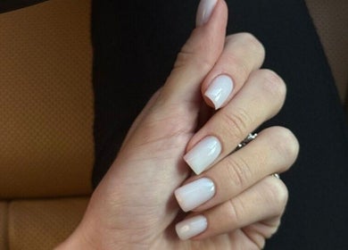 Нежный белый маникюр в Blossom Professional, Цюрих, Цюрих, Швейцария.