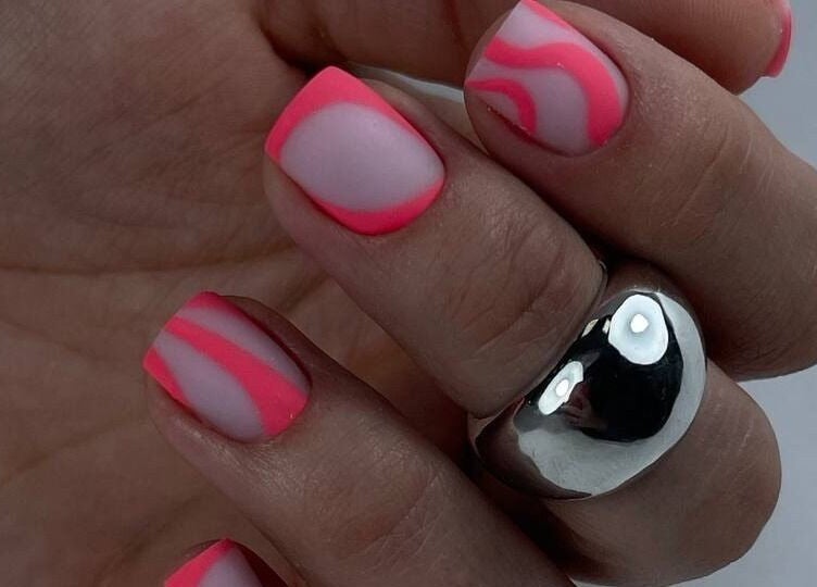 Яркий розовый маникюр в Blossom Professional, Цюрих, Цюрих, CH.