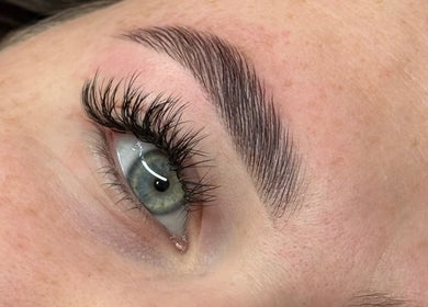 Perfectly shaped brows and lashes by Elzyt Brows by Patricija, Drogheda, County Louth, IE.