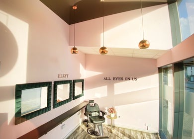 Bright interior of Elzyt Brows by Patricija, Drogheda, County Louth, featuring elegant mirrors and modern lighting.